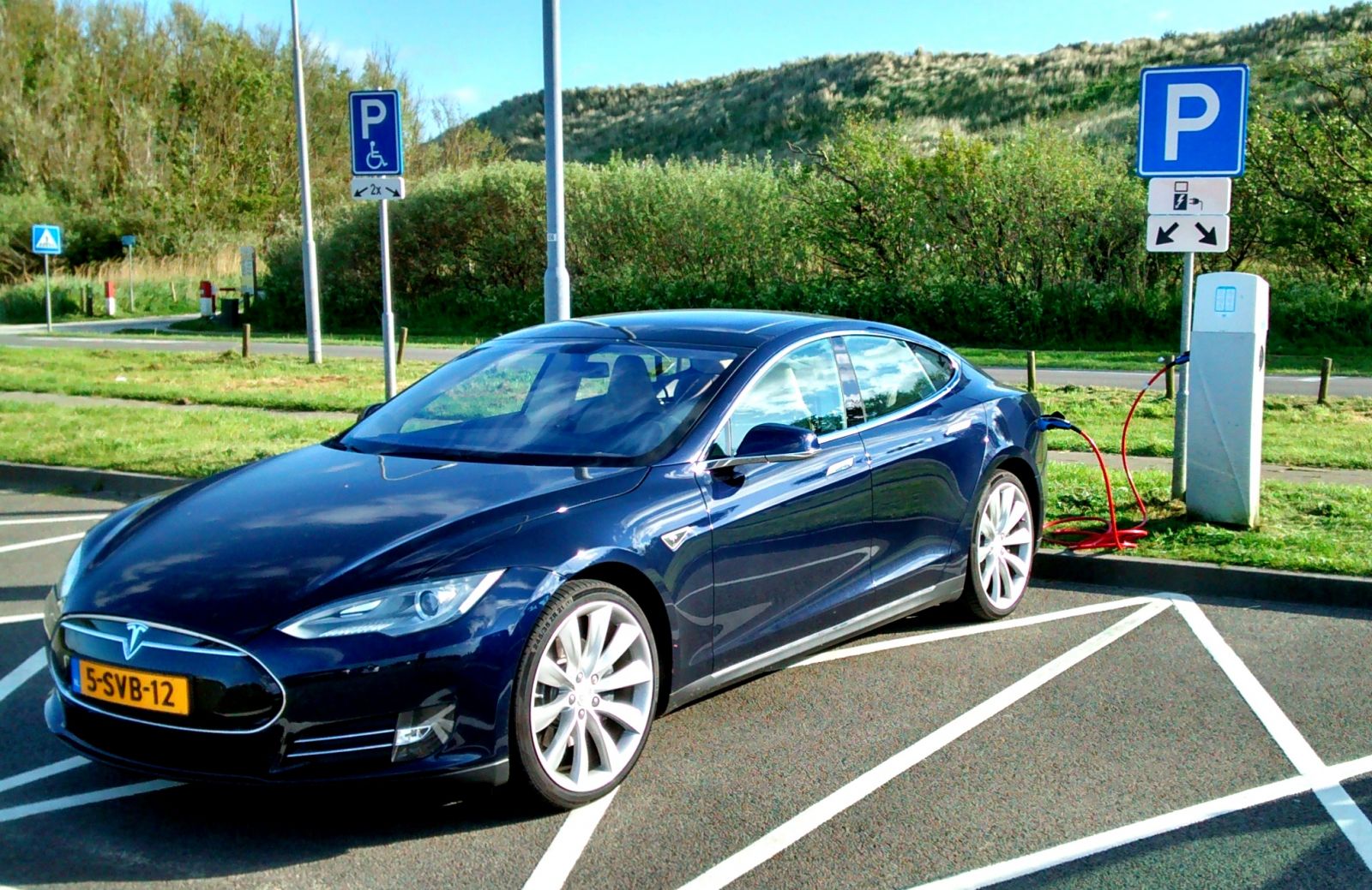 Tesla elektrisch laden